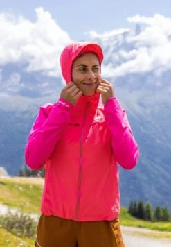 BROOKS High Point Waterproof Jacket - Regenjas - Hyper Pink Fuchsia -BrooksRunner 0a80ada9fb354f2e8da7bca8251ad1c3