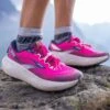 BROOKS Caldera 6 - Trail Hardloopschoenen - Pink Glo Peacoat Marshmallow -BrooksRunner 0ea13a8555094ded8b832709ab4c448c
