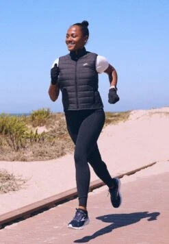 BROOKS Shield Hybrid Vest 2.0 - Bodywarmer - Black -BrooksRunner 0f3869128ebc4d248e373cb94a08face