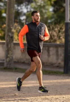 BROOKS Shield Hybrid Vest 2.0 - Bodywarmer - Black -BrooksRunner 110b22b18ea64e5db63e8fc728dd3883