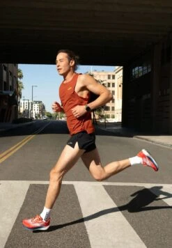 BROOKS Sherpa 3" Split Short - Shorts - Black -BrooksRunner 1bfe352dd74346328d6e374944c1e011