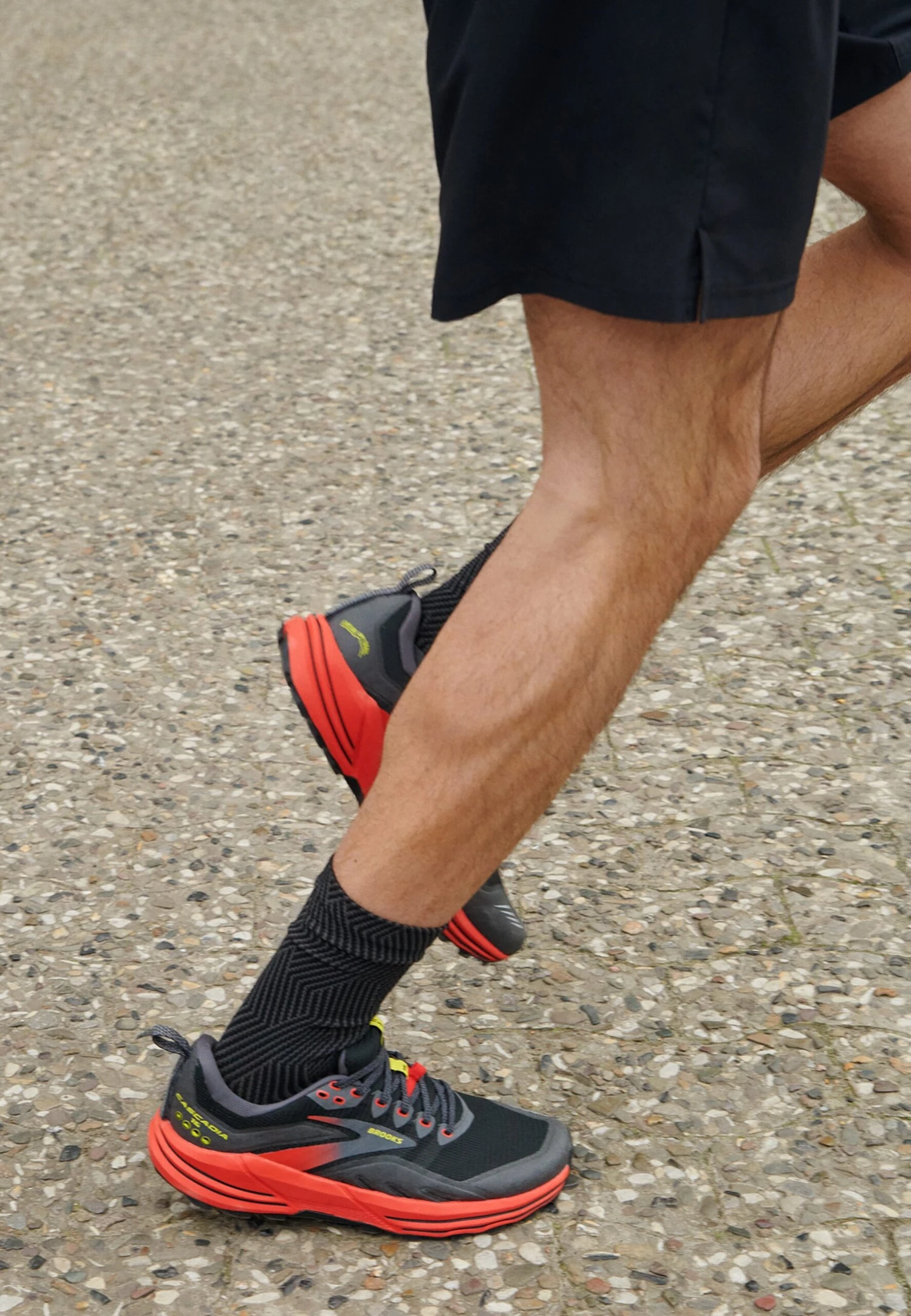 BROOKS Cascadia 16 - Trail Hardloopschoenen - Black Fiery Red Blazing Yellow 10 BROOKS Cascadia 16 - Trail Hardloopschoenen - Black Fiery Red Blazing Yellow - Afbeelding 8