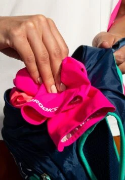 BROOKS High Point Waterproof Jacket - Regenjas - Hyper Pink Fuchsia -BrooksRunner 439a2aa95efb441e945a1b9961936985