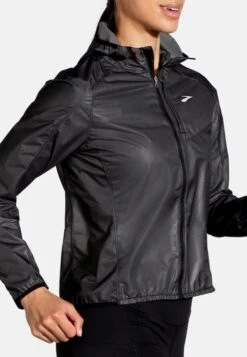 BROOKS All Altitude Jacket - Trainingsvest - Black -BrooksRunner 44b84d77f0284628b47c158b82b35edc