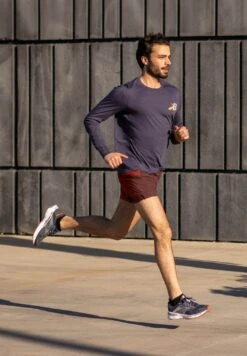 Distance Graphic Long Sleeve - Longsleeve - Concrete Brooks Heritage -BrooksRunner 67d0e521f34641fc832795183438dc9d