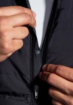 BROOKS Shield Hybrid Vest 2.0 - Bodywarmer - Black -BrooksRunner 6ba577af5dce49a1853809c67448bb5f