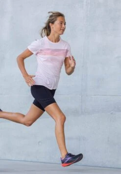 BROOKS Distance Short Sleeve- T-Shirt Print - Quartz Gradient Stripe -BrooksRunner 72eae35608d84a218f8c1a2019256c4b