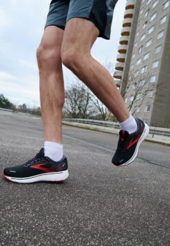 BROOKS Ghost 14 - Hardloopschoenen Neutraal - Black Red White -BrooksRunner 763ff933279f4f738ccab3deb546ebb6