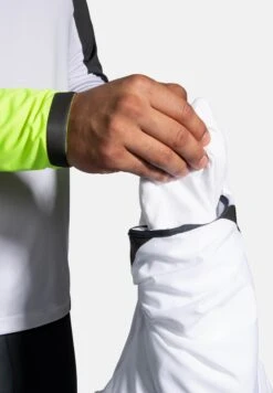 BROOKS Run Visible Convertible Jacket - Trainingsvest - White Asphalt Nightlife -BrooksRunner 890a3bb773d6401bbd17b7c793387042