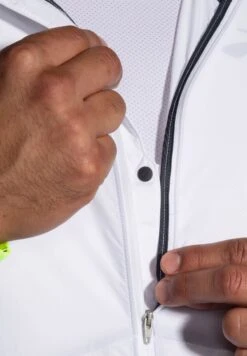 BROOKS Run Visible Convertible Jacket - Trainingsvest - White Asphalt Nightlife -BrooksRunner 9c44abec0d844f1193b60ff684d1e695