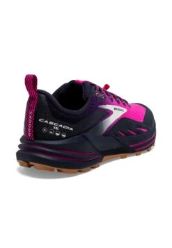 BROOKS Cascadia 16 - Trail Hardloopschoenen - Peacoat Pink Biscuit -BrooksRunner ab4ca4579c08429895c7f0faa1e3fe53