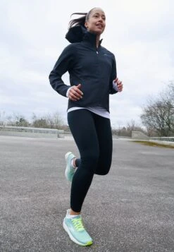 BROOKS Canopy Jacket - Softshelljas - Black -BrooksRunner bac7635f3be348969d4a9241cdf6eee9