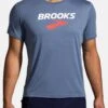 Distance Graphic Short Sleeve - T-Shirt Print - Heather Dusk Brooks Logo -BrooksRunner c3d0e340e8184b6a9915903a69bace7a