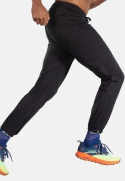 BROOKS High Point Waterproof Pant - Trainingsbroek - Black -BrooksRunner d4f207175a9c4f53b0568ead6e57360e
