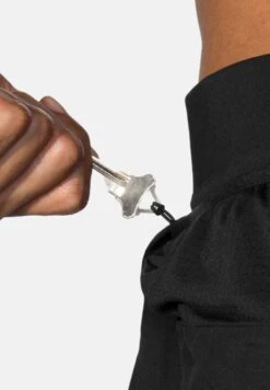 BROOKS Sherpa 3" Split Short - Shorts - Black -BrooksRunner d90bf1a28ad545a4b2d3a74fc23841c5