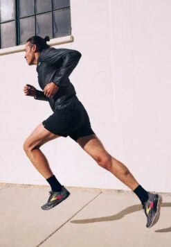 BROOKS Sherpa 5" Short - Korte Broeken - Black -BrooksRunner ddcb4fc8d1224aec914593e9623b3c38