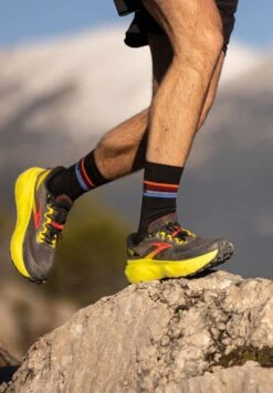 BROOKS Caldera 6 - Trail Hardloopschoenen - Black Fiery Red Blazing Yellow