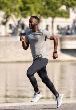 BROOKS Distance Short Sleeve 2.0 - T-Shirt Print - Pebble Run Happy Track -BrooksRunner f1dbecfdc2204470a88e2cfcdd6898f9