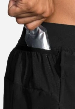 BROOKS Sherpa 3" Split Short - Shorts - Black -BrooksRunner f9bed663be974aa78b91488508187cd4